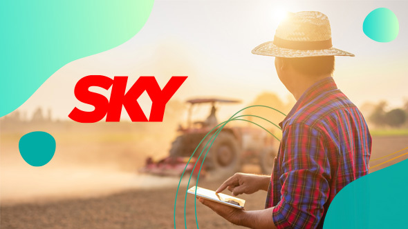 homem em área rural segurando tablet ao lado do logo da sky internet rural e acessando a internet rural sky