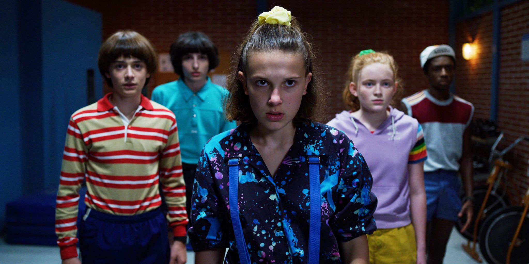 elenco de stranger thing reunido em cena da 4 temporada