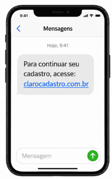 Ilustração da tela de mensagens do celular exibindo um SMS com o link clarocadastro.com.br para continuar o cadastro do chip.