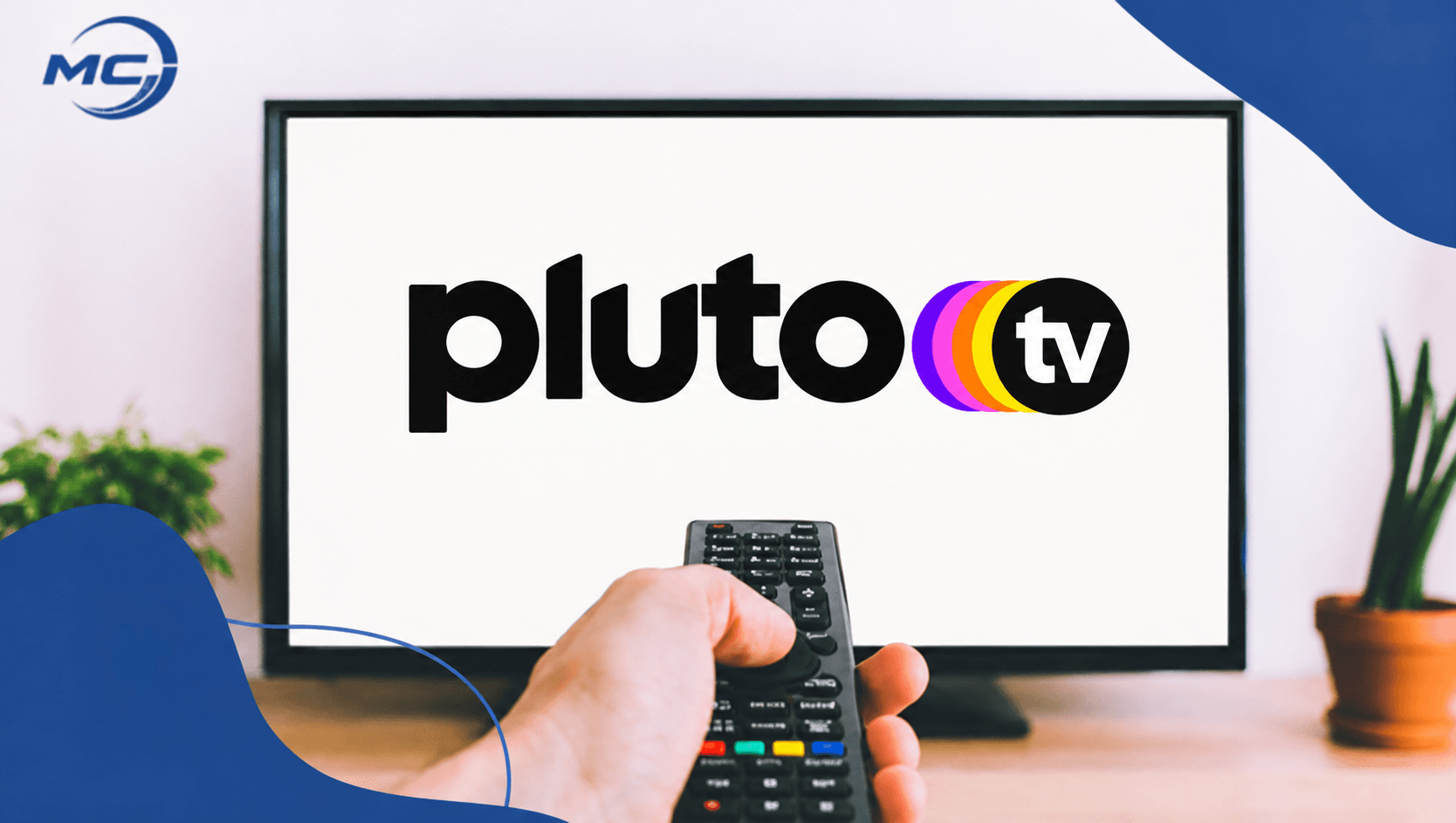 Televisão exibindo o logo da Pluto TV, com uma pessoa segurando um controle remoto em frente à tela, em uma sala com plantas e detalhes gráficos azuis.