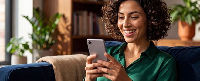 Mulher usando rede móvel no smartphone