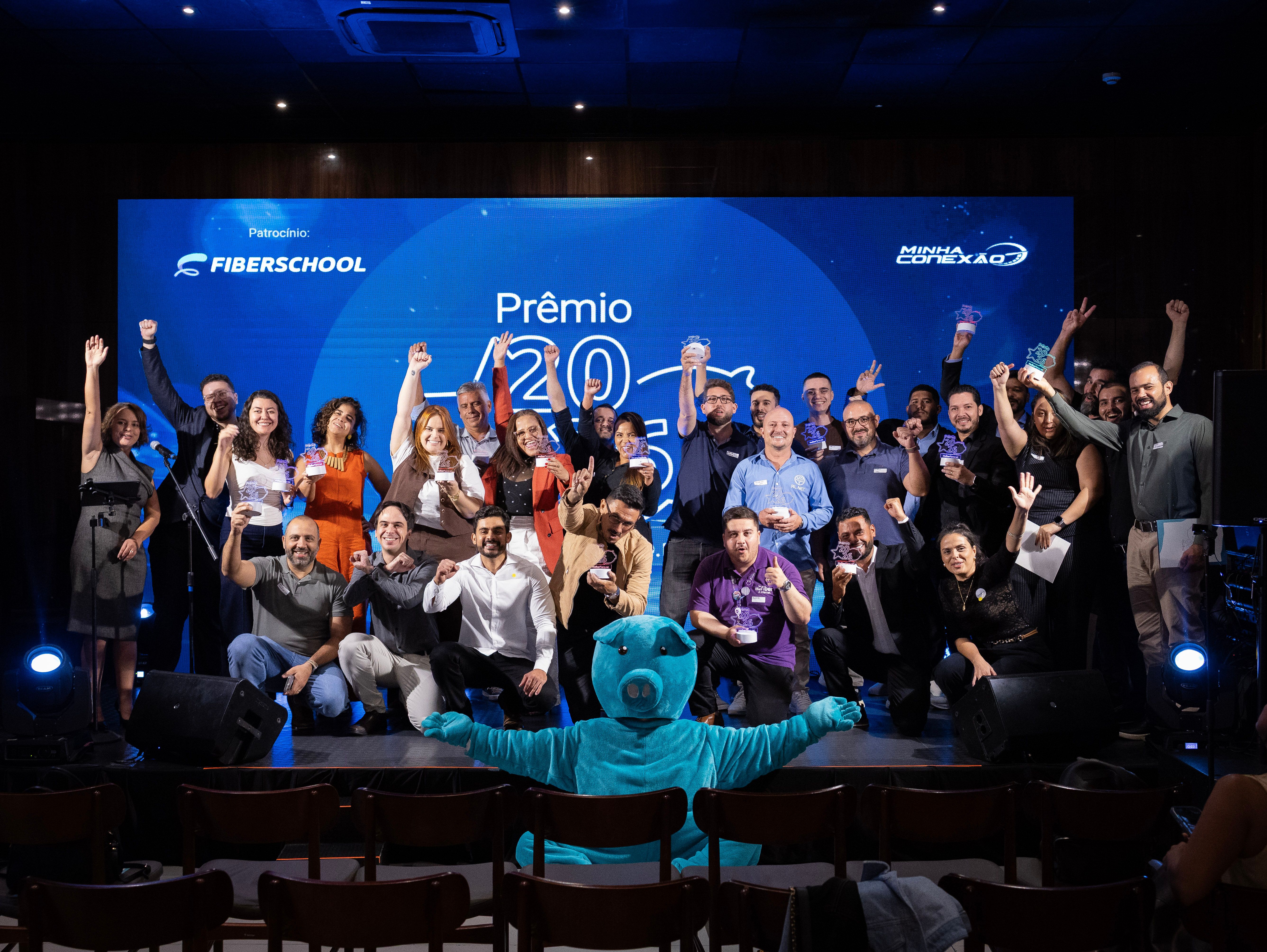 A imagem apresenta os provedores de internet vencedores da premiação, que participaram do evento presencial.