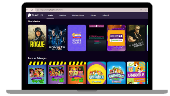Tela inicial do PlayPlus exibida em um notebook, com destaque para a seção "Novidades", mostrando títulos como "Rogue", "Ender's Game" e "Power Couple". Abaixo, há também uma seção voltada para conteúdos infantis.