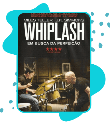 Pôster do filme Whiplash: Em Busca da Perfeição, mostrando um jovem baterista tocando bateria enquanto um professor observa intensamente ao lado. O título ‘WHIPLASH’ aparece em letras grandes brancas sobre fundo escuro.