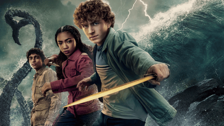 Imagem promocional da segunda temporada de Percy Jackson e os Olimpianos, mostrando Percy Jackson na frente segurando uma espada dourada, com Annabeth Chase e Grover Underwood ao fundo, enquanto ondas gigantes e tentáculos de monstro surgem atrás deles, transmitindo ação e aventura.
