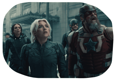 Personagens de Thunderbolts espiando por uma porta durante uma cena do filme da Marvel.