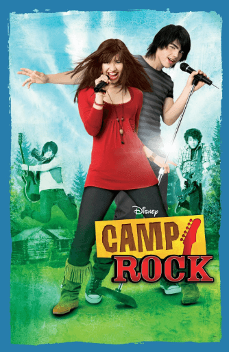Pôster do filme Camp Rock mostrando Mitchie Torres e Shane Gray cantando com microfones no centro da imagem. Ao fundo, aparecem outros personagens tocando guitarra em um cenário com árvores e tons de azul e verde. Na parte inferior está o logotipo de Camp Rock, produção original do Disney Channel.