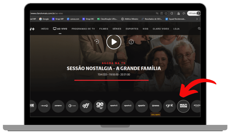 Tela da plataforma de streaming Claro TV+ exibida em um notebook, com uma seta vermelha destacando o canal Multishow na barra de seleção de canais.