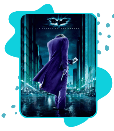 Cartaz inspirado no filme Batman: O Cavaleiro das Trevas, mostrando um homem de costas usando um longo casaco roxo em uma rua molhada e iluminada por luzes azuladas. Ele segura uma carta na mão enquanto caminha entre prédios altos à noite. O símbolo do Batman aparece no topo da imagem. O cartaz está em uma moldura branca arredondada com elementos decorativos em azul-turquesa ao redor.