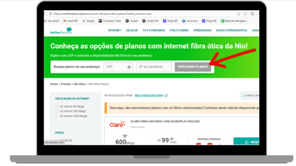 Notebook exibindo o site Minha Conexão na página de planos da Nio Fibra. No topo, há um banner verde com a mensagem “Conheça as opções de planos com internet fibra ótica da Nio!”. Abaixo, aparece um campo para inserir o CEP e número da residência, ao lado do botão cinza “Procurar Planos”, destacado por uma seta vermelha apontando para ele.