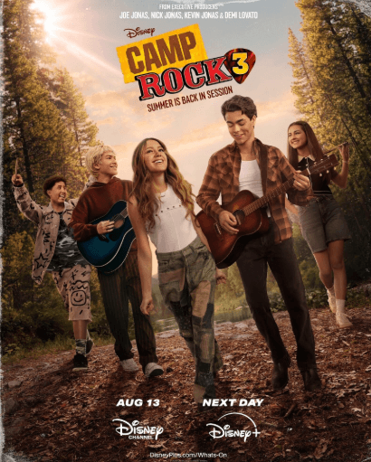 Pôster de Camp Rock 3 mostrando cinco jovens caminhando por uma trilha em meio a uma floresta enquanto tocam instrumentos musicais. No centro, um rapaz toca violão e caminha ao lado de uma jovem sorridente; ao redor deles, outros três personagens carregam violões e ukulele. Na parte superior está o logotipo do filme "Camp Rock 3", acompanhado do slogan "Summer Is Back in Session". Na parte inferior aparecem a data de estreia, 13 de agosto, e os logos do Disney Channel e Disney+.