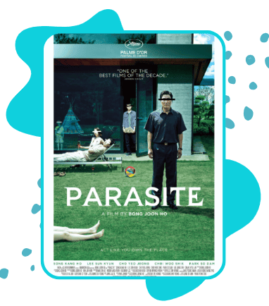 Pôster do filme Parasita mostrando um homem em pé no jardim de uma casa moderna, enquanto outras pessoas aparecem espalhadas ao fundo. Alguns personagens estão com faixas cobrindo os olhos. O título “Parasita” aparece em destaque na parte inferior do pôster. A imagem possui moldura azul-turquesa e fundo decorativo abstrato na mesma cor.