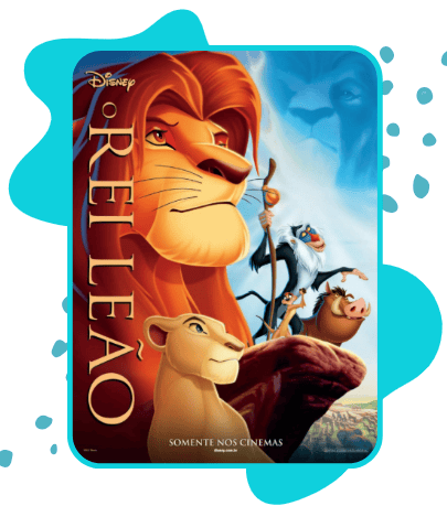 Pôster do filme O Rei Leão, da Disney. Simba adulto aparece em destaque à esquerda, com Nala abaixo dele. Ao centro, Rafiki segura seu cajado, acompanhado de Timão e Pumba. Ao fundo, a sombra do rosto de Mufasa preenche o céu. O texto "O Rei Leão" aparece verticalmente à esquerda e "Somente nos Cinemas" na parte inferior.