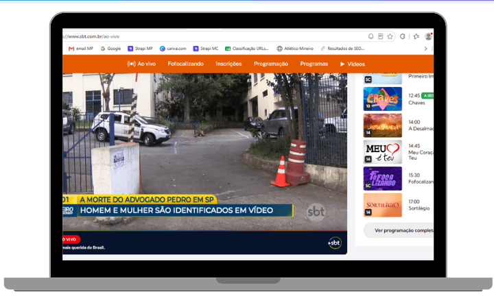 Site do SBT exibindo a transmissão ao vivo da programação em um notebook.