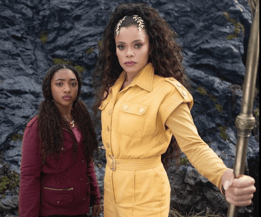 imagem da série percy jackson onde aparece  a personagem Atena